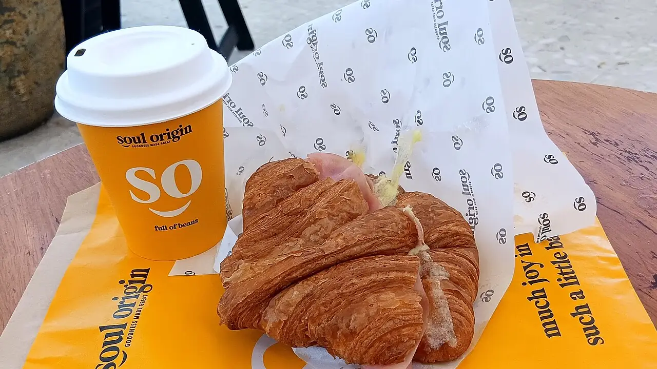 Cappuccino und Croissant